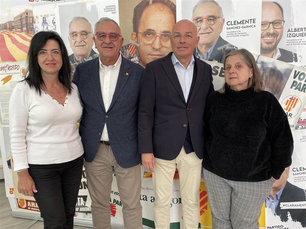 El candidato del PAR a la alcaldía, Clemente Sánchez-Garnica, con otros candidatos de este partido.