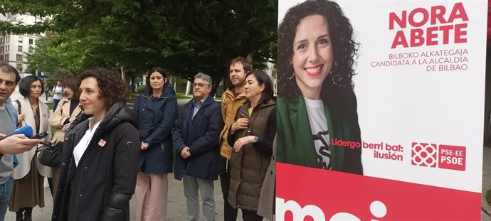 La candidata a la alcaldía de Bilbao por el PSE-EE, Nora Abete, durante un acto de campaña electoral en la capital vizcaína