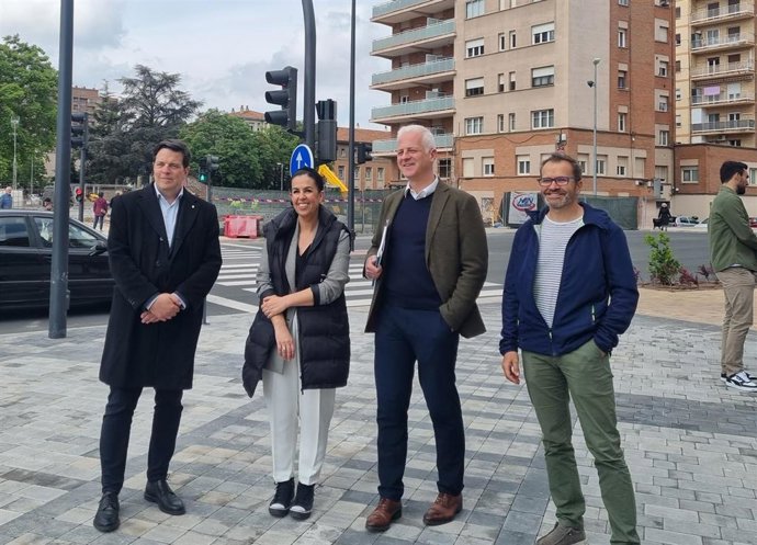 El candidato del PSOE, Pablo Hermoso de Mendoza, junto a parte de su equipo
