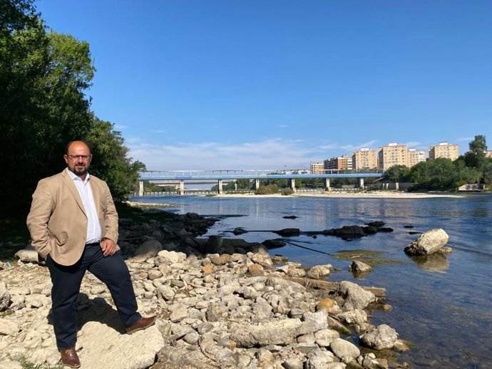 El candidato del PAR a la Presidencia del Gobierno de Aragón, Alberto Izquierdo, a orillas del Ebro