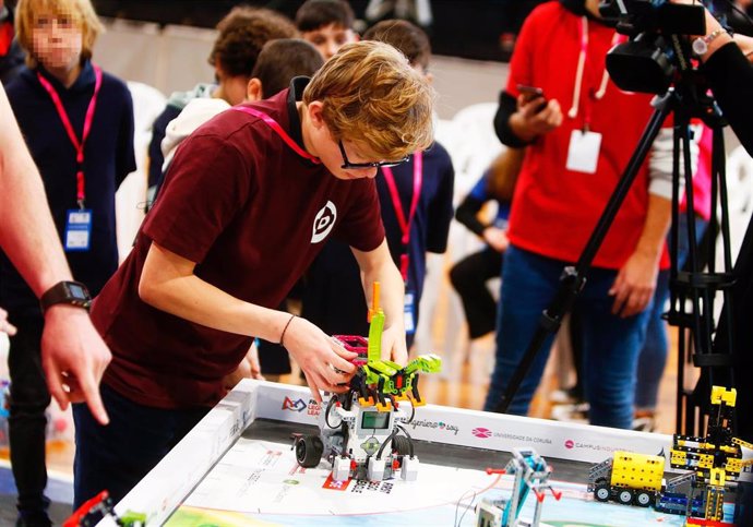 Archivo - Un niño participan en la celebración de la novena edición del evento FIRST LEGO League Galicia, en el Campus Industrial de Ferrol de la Universidad de A Coruña, a 4 de marzo de 2023, en Ferrol, A Coruña, Galicia (España). 