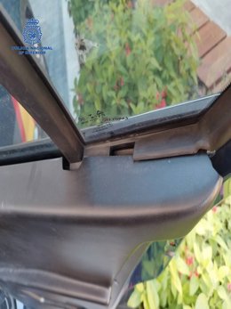 Imagen de daños en la ventanilla de un vehículo policial provocada por un detenido acusado de agredir a varias personas en Pamplona.