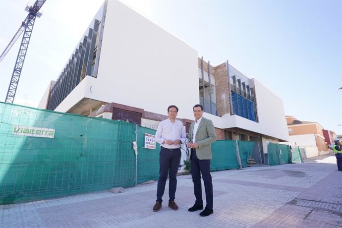 El presidente del PP-A y de la Junta de Andalucía, Juanma Moreno, con el candidato del PP en Lucena, Aurelio Fernández, ante la sede judicial en obras.
