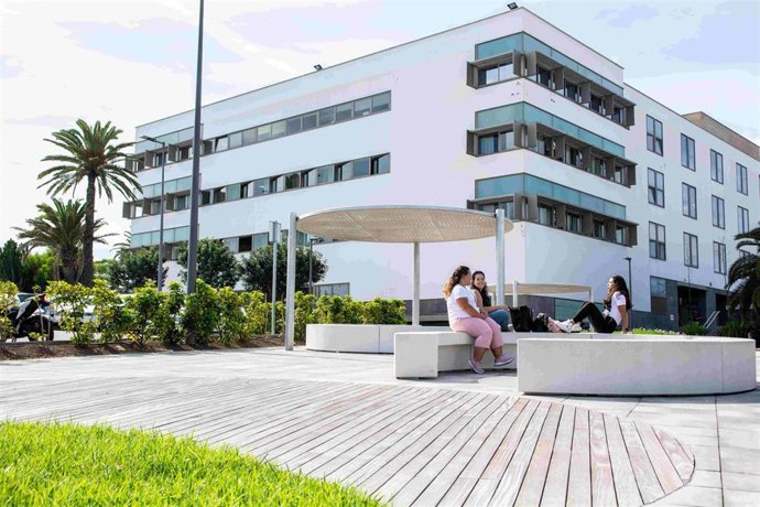 Estudiantes de la ULPGC en el exterior de una de las instalaciones del centro universitario en Las Palmas de Gran Canaria