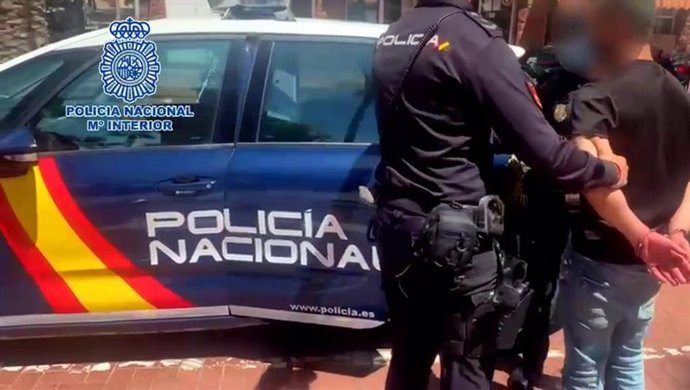 Un detenido en Burgos por arrebatar el bolso a una mujer que había salido a la calle a tirar la basura.