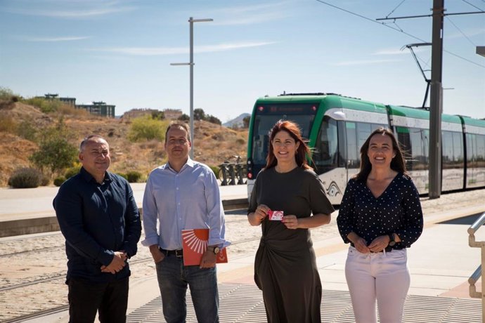 La candidata de CS a la Alcaldía, Noelia Losada, junto a la número 3 de la lista, María Jesús Palacios, entre otros