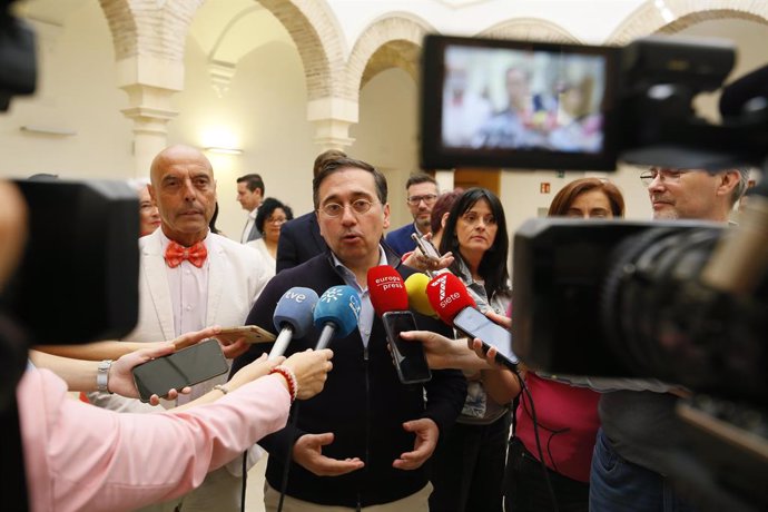 El ministro de Asuntos Exteriores, José Manuel Albares, atiende este lunes en Córdoba a los medios tras reunirse con los representantes del Instituto Halal.