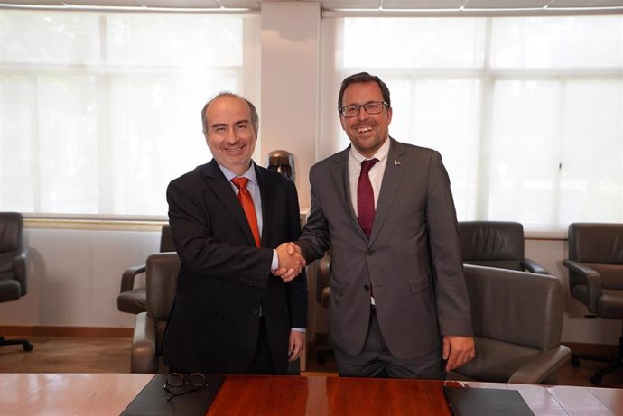 Renfe y la Empresa de Ferrocarriles del Estado (EFE) de Chile firman un acuerdo de cooperación con el objeto de materializar futuras colaboraciones