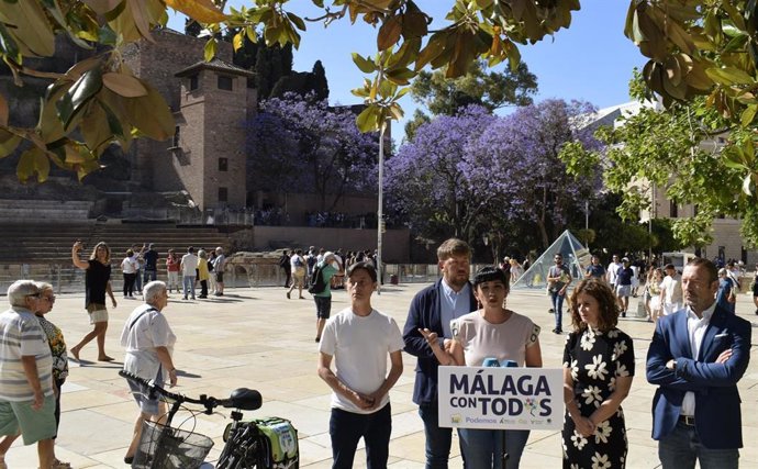La candidata a la Alcaldía de Con Málaga, Toni Morillas; número 2, Nicolás Sguiglia; y la presidenta de Más País y diputada en Parlamento, Esperanza Gómez, presentan iniciativas de turismo sostenible