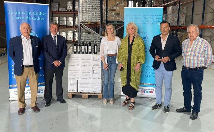 Entrega de la Junta de 250 litros de aceite al Banco de Alimentos de Cádiz.