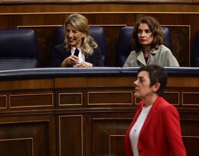 Archivo - La portavoz de EH Bildu en el Congreso, Mertxe Aizpurua, pasa por delante de la vicepresidenta segunda y ministra de Trabajo, Yolanda Díaz (i), y la ministra de Hacienda y Función Pública, María Jesús Montero.
