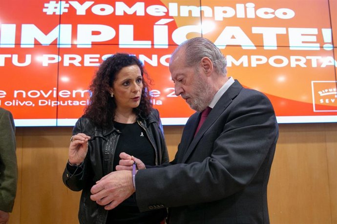 La diputada de Cohesión Social, Rocío Sutil, y el presidente de la Diputación de Sevilla, Fernando Rodríguez Villalobos.
