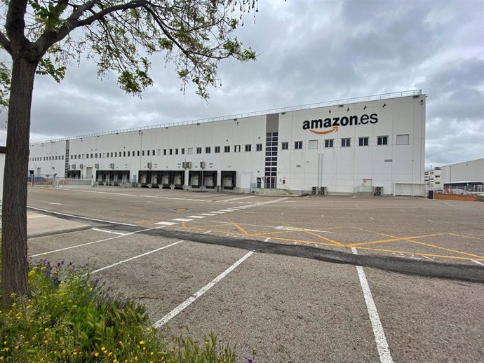 Archivo - Fachada de Amazon Spain Fulfillment, la filial logística del gigante de comercio electrónico en España, 