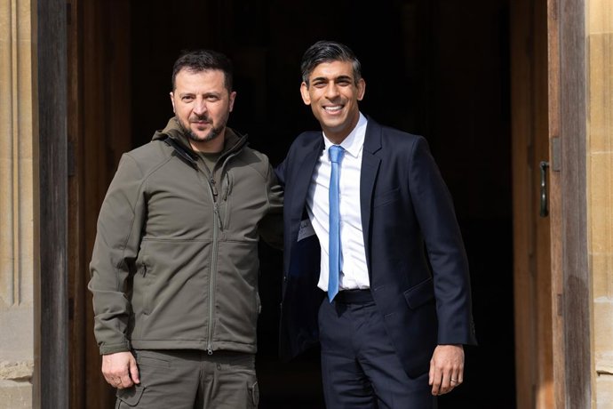 15 May 2023, United Kingdom, Buckinghamshire: UK Prime Minister Rishi Sunak (R) welcomes Ukrainian President Volodymyr Zelensky ahead of their meeting at Chequers, the country house of the serving Prime Minister of the United Kingdom, in Buckinghamshire