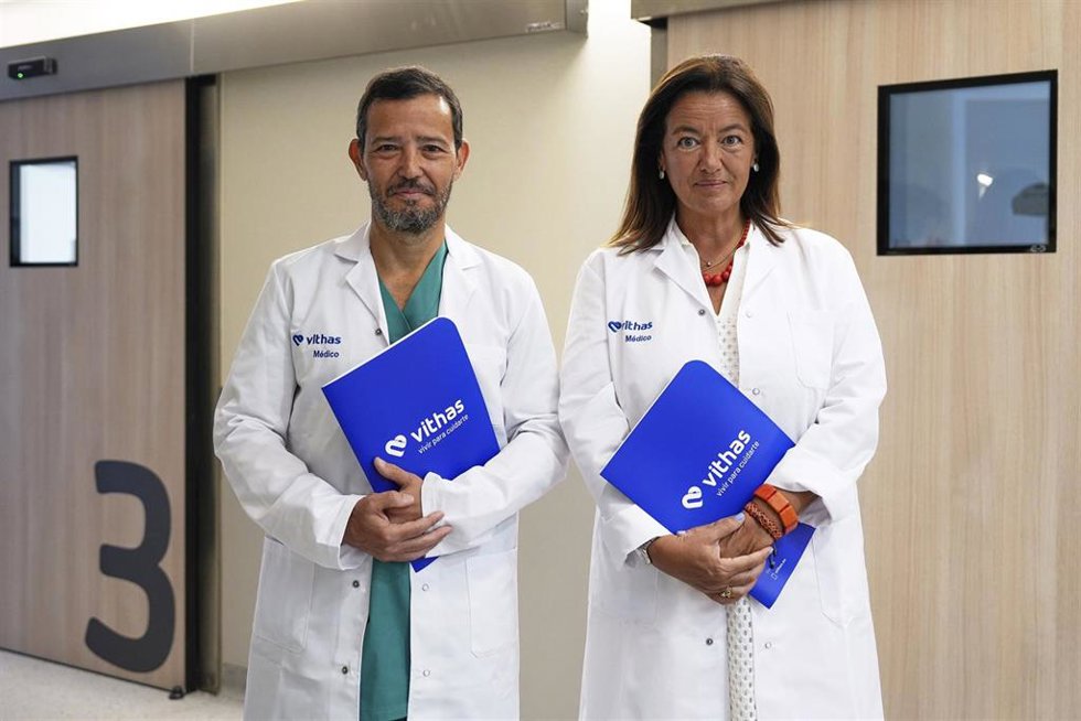 El doctor Miguel Ángel Barber, nuevo jefe del servicio de obtetricia y ginecología de Vithas Las Palmas, tras culminar la compra de Clínica Baren por parte del grupo, junto a la doctora Paloma Leis, directora gerente de Vithas en Canarias