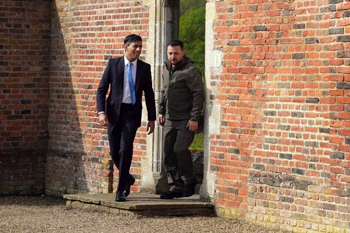 15 May 2023, United Kingdom, Buckinghamshire: UK Prime Minister Rishi Sunak (L) welcomes Ukrainian President Volodymyr Zelensky ahead of their meeting at Chequers, the country house of the serving Prime Minister of the United Kingdom, in Buckinghamshire