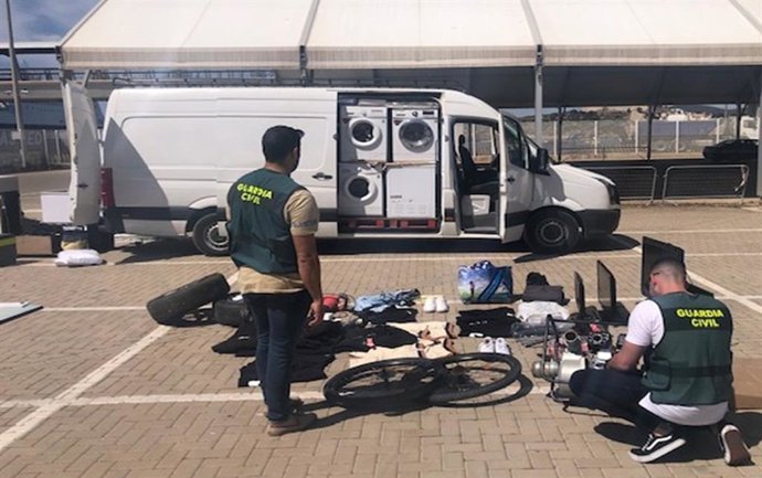 Detenido un hombre en el puerto de Ibiza cuando pretendía viajar con una furgoneta repleta de objetos robados.