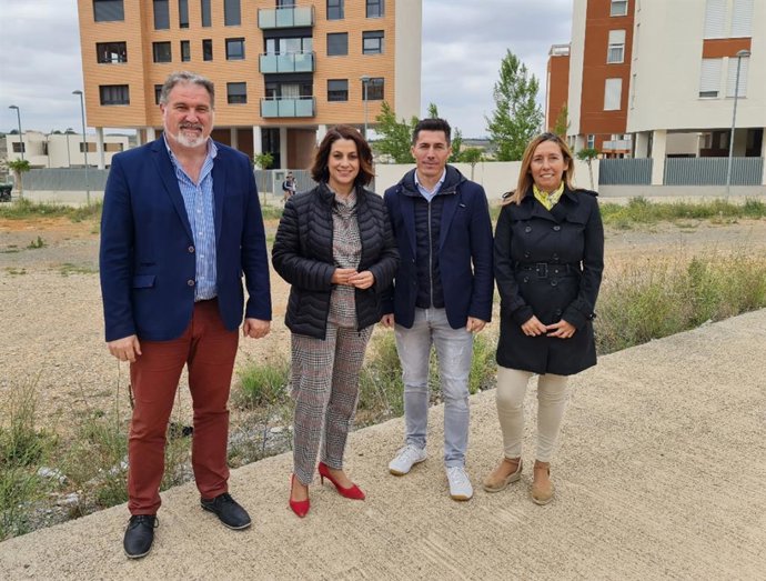 La alcaldesa de Teruel, Emma Buj, presenta la iniciativa en la parcela municipal del Polígono Sur donde se ubicaría el edificio