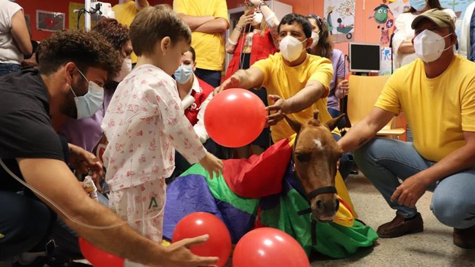 Actividad en el Hospital Juan Ramón Jiménez de Huelva con 'El Caballo Viajero'.
