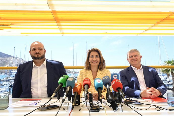 La ministra de Transportes, Movilidad y Agenda Urbana Raquel Sánchez, con el candidato a la presidencia de la Comunidad Autónoma, José Vélez, y el candidato a la Alcaldía de Cartagena, Manuel Torres García