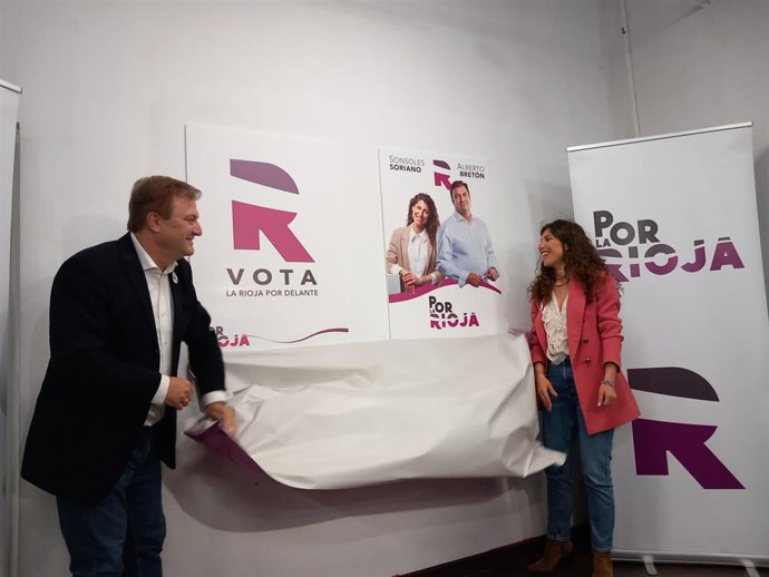 El candidato de Por La Rioja a la Alcaldía de Logroño, Alberto Bretón, y la candidata a la Presidencia, Sonsoles Soriano, en el inicio de la campaña electoral