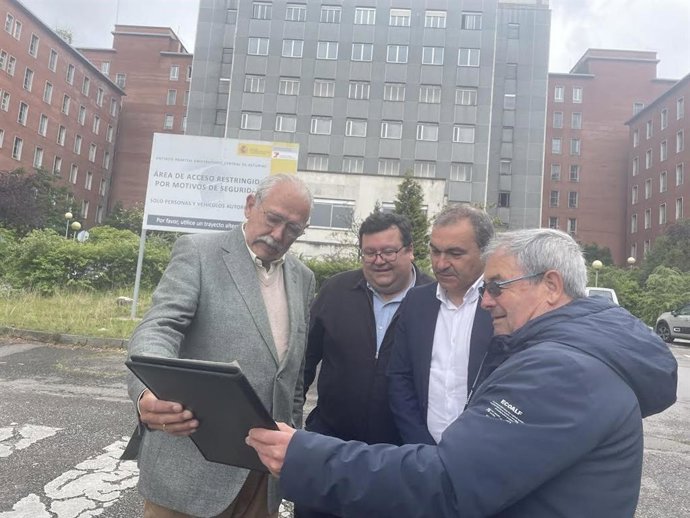 Manuel Iñarra, segundo por la derecha