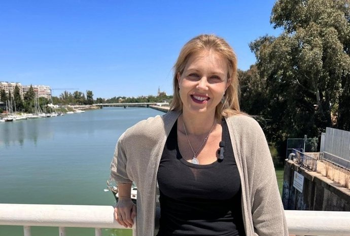 La candidata de Vox a la Alcaldía de Sevilla, Cristina Peláez, de espaldas al río.