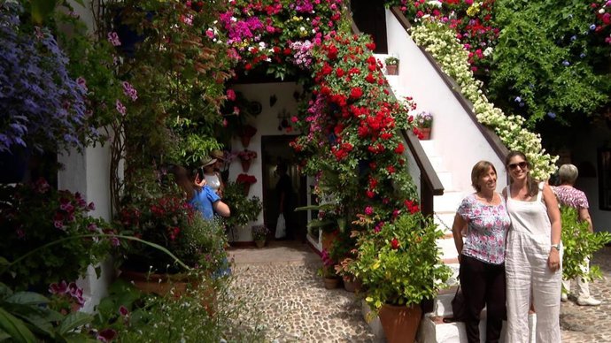 Turistas fotografiándose en el interior de los patios.
