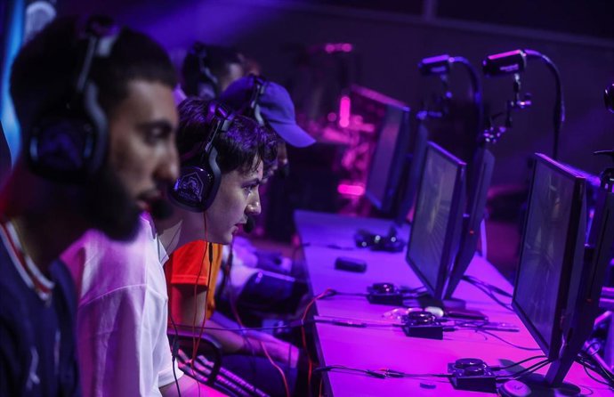 Archivo - Varios jugadores en un congreso gaming