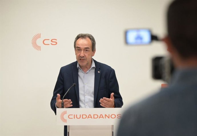 El coordinador de campaña de CS Baleares, Juanma Gómez, en rueda de prensa.