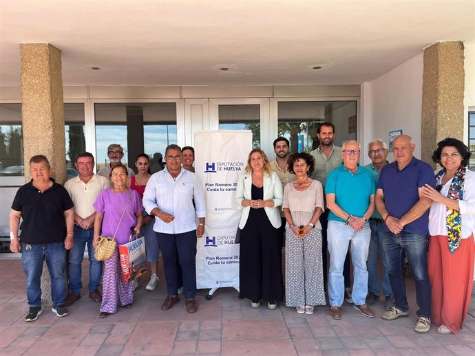 Entrega de sacos de basura a las hermandades del Rocío de Huelva.
