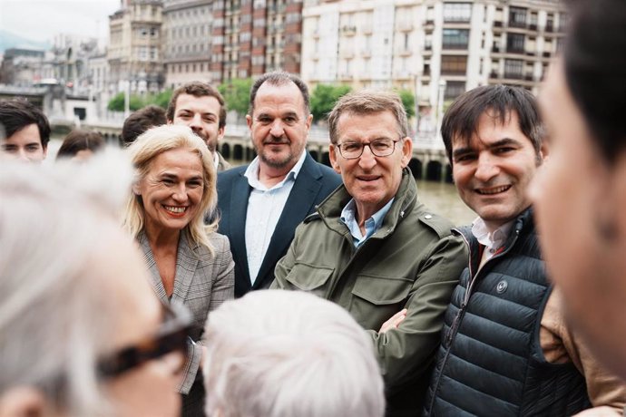 (I-D) La candidata a la Alcaldía de Bilbao por el PP, Esther Martínez; el presidente del Partido Popular vasco, Carlos Iturgaiz y el líder del PP, Alberto Núñez Feijóo, durante un paseo por Bilbao, a 15 de mayo de 2023, en Bilbao, Vizcaya, País Vasco (E