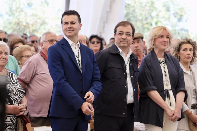 El presidente de la Junta de Extremadura y candidato del PSOE a la reelección, Guillermo Fernández Vara, junto al ministro de Industria, Héctor Gómez, en Fuente de Cantos (Badajoz)