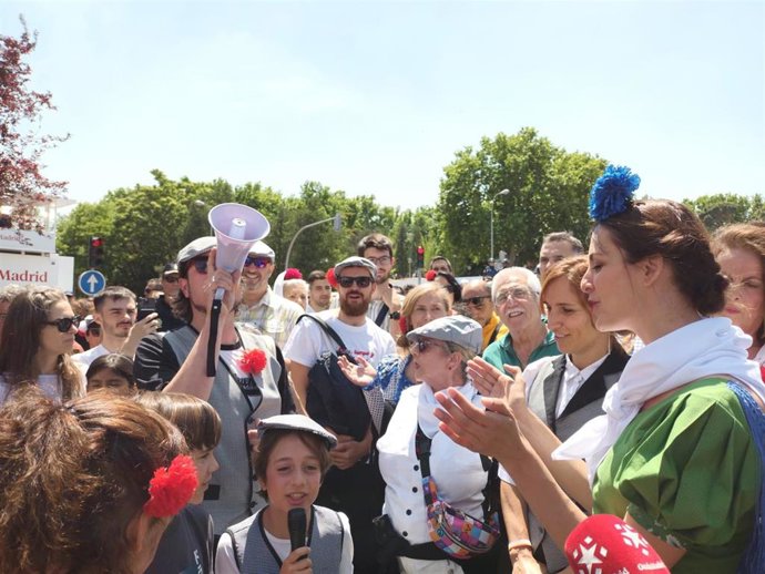 Las candidatas de Más Madrid, Rita Maestre y Mónica García, apoyan en la Pradera a los colegios contra el calor: "San Isidro Labrador, danos un ventilador"