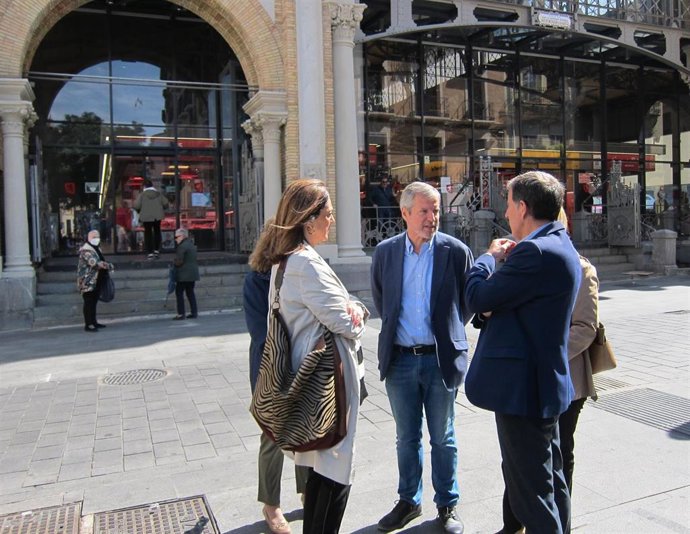 Daniel Pérez Calvo en la zona del Mercado Central de Zaragoza, con otros miembros de la coalición Ciudadanos-Tú Aragón, con motivo de su reunión con la Plataforma Stop Ruido.