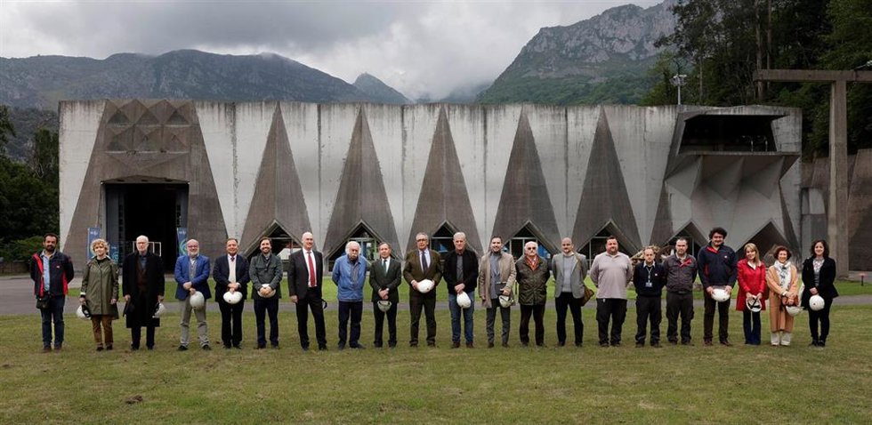 Los asistentes al acto de reconocimiento de la central hidráulica de EDP en Proaza por parte de la Fundación Docomomo Ibérico