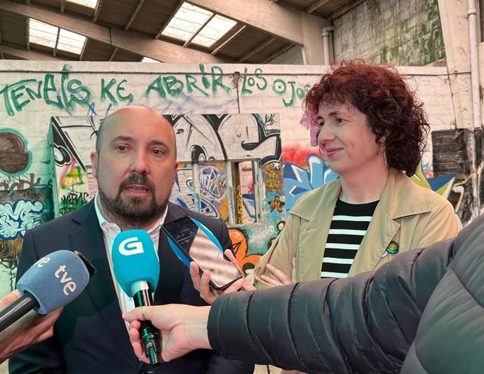 El secretario de organización do PSdeG, José Manuel Lage Tuñas, junto a la candidata a la alcaldía de Teo, Uxía Lemus,  en la Antiga Nave de Cepillos de la Travesía das Cacheiras