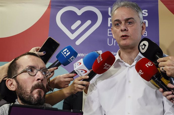 El candidato de Unidas Podemos a la Presidencia de la Generalitat valenciana, Héctor Illueca, ofrece declaraciones junto al portavoz de Unidas Podemos en el Congreso, Pablo Echenique, antes de un encuentro de Unides Podem-EUPV con organizaciones de la s