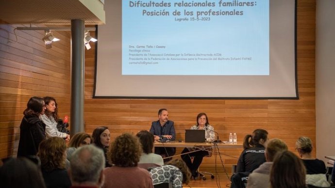 El director general de Servicios Sociales, Pablo González, y por la psicóloga clínica Carme Tello i Casany durante el taller