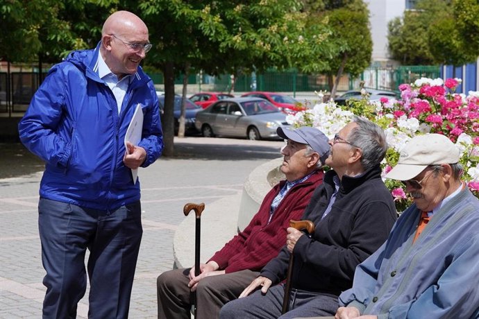 Carnero conversa con unas personas mayores en la plaza de la solidaridad