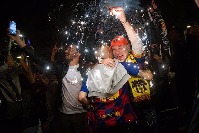 Aficionados del FC Barcelona celebran la victoria contra el RCD Espanyol, a 14 de abril de 2023, en Barcelona, Catalunya (España).