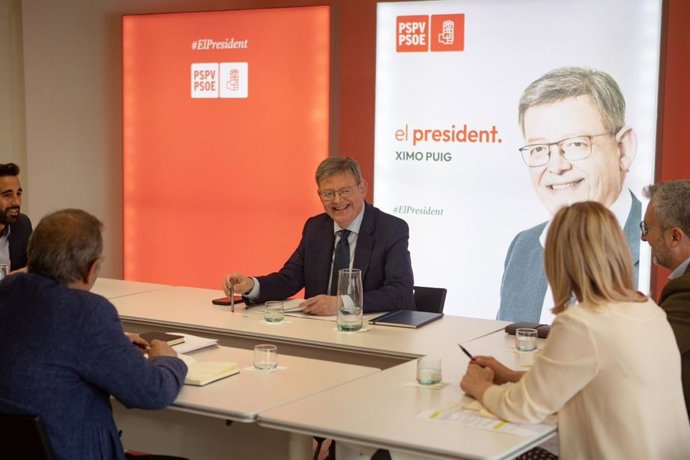 El 'president' de la Generalitat y secretario general del PSPV-PSOE, Ximo Puig, se reúne con el equipo redactor del programa del gobierno de los socialistas valencianos