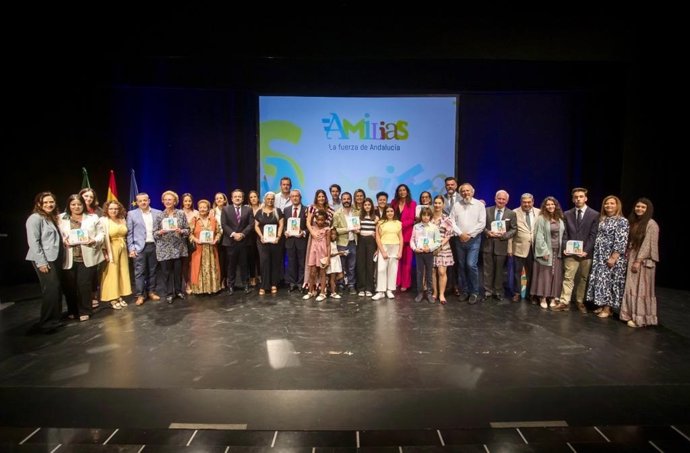 Foto de familia de los premiados.
