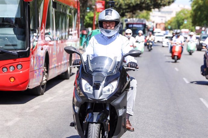 El candidato popular José Luis Sanz recorre en moto una de las calles de la ciudad para comprobar el estado del asfalto.