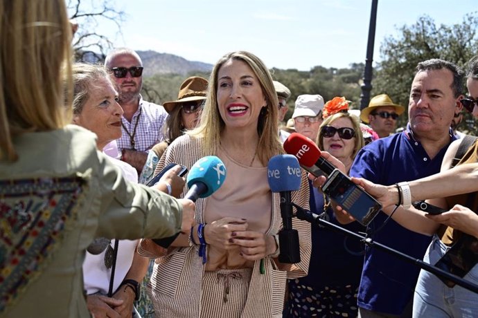 La presidenta del PP de Extremadura y candidata a la Presidencia de la Junta, María Guardiola, atiende a los medios en Azuaga