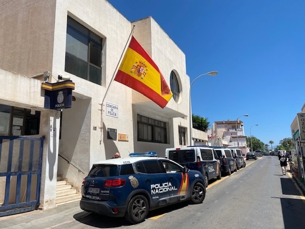 Nota De Prensa + Foto "La Policía Nacional Detiene En Torremolinos A Un Hombre Que Distribuía Cocaína Y Hachís Al Menudeo A Bordo De Un Vehículo"