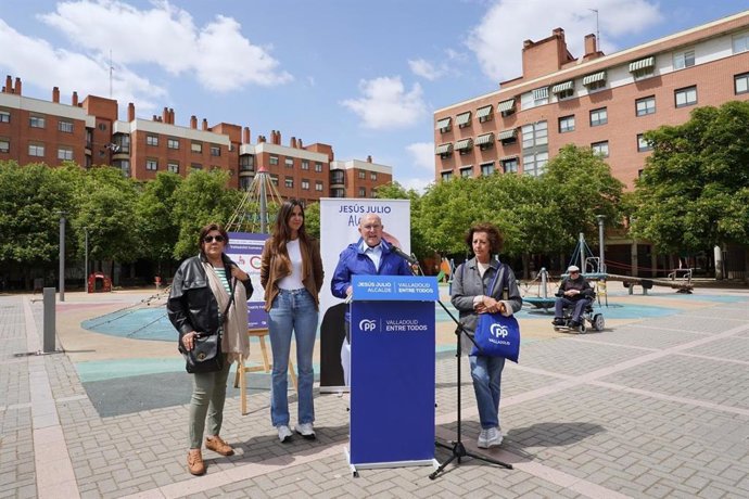 Carnero presenta las medidas sociales de su programa electoral en un acto en la Plaza de la Solidaridad