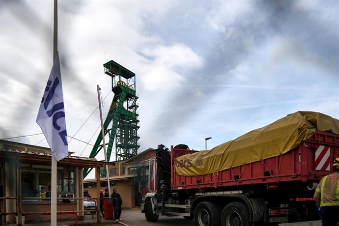 Archivo - Efectivos de emergencias en la mina donde fallecieron un geólogo y dos estudiantes del máster de la Universidad Politécnica de Catalunya (UPC) por un desprendimiento de liso, a 9 de marzo de 2023, en Súria, Barcelona, Cataluña, (España). 