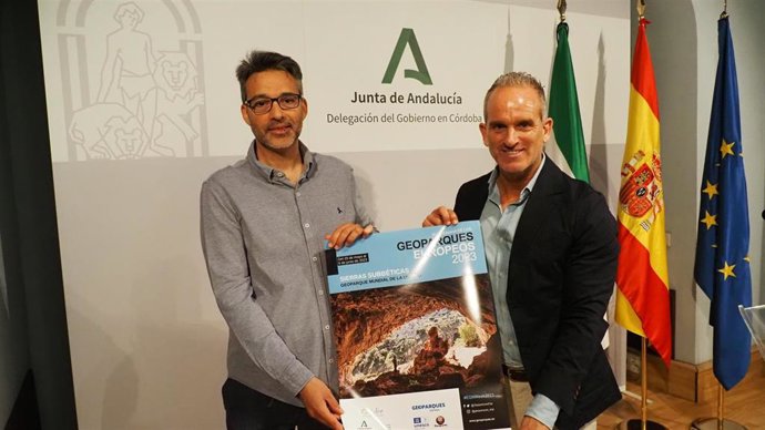 El director conservador del Parque Natural de las Sierras Subbéticas, Antonio García (izda.), y el delegado de Sostenibilidad, Medio Ambiente y Economía Azul, Rafael Martínez, durante la rueda de prensa para informar del programa de actividades.