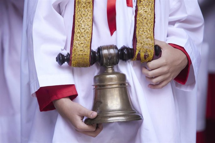 Archivo - Detalle de la campana que porta el Carrancano que abre el cortejo durante la celebración de la procesión del Corpus Christi en Sevilla en una imagen de archivo.